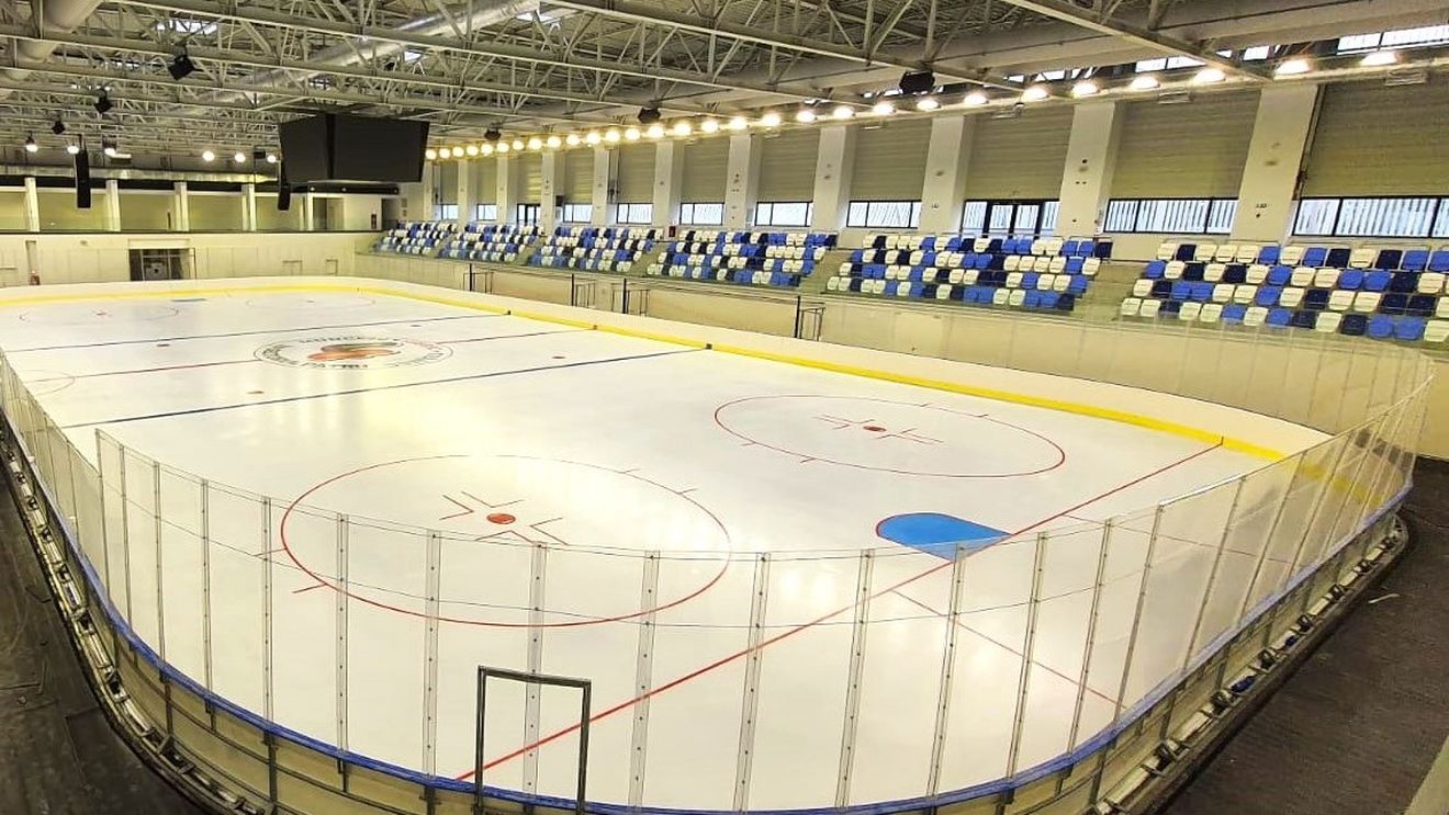 Peste 800 de spectatori la inaugurarea patinoarului Berceni Arena din Sectorul 4 / Primarul Daniel Băluță: Este un pas important ca după 12 ani să avem în sfârșit un meci de hochei în București