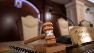 MOTIVAREA Judecătorului din Ploiești care a anulat decizia CCR pentru ”turul doi înapoi”: CCR a interpretat în mod abuziv legea / Autosesizare arbitrară, nu a existat o cerere de anulare a alegerilor / Curtea nu a așteptat închiderea votării, a încălcat propria hotărâre de validare a alegerilor / Fraude nedovedite