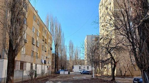 Mai mulți locuitori din Sectorul 5, indignați de faptul că între blocurile lor, pe un fost spațiu verde pe sub care trec mai multe rețele de utilități, Asociația Partida Romilor vrea să construiască un bloc P+4