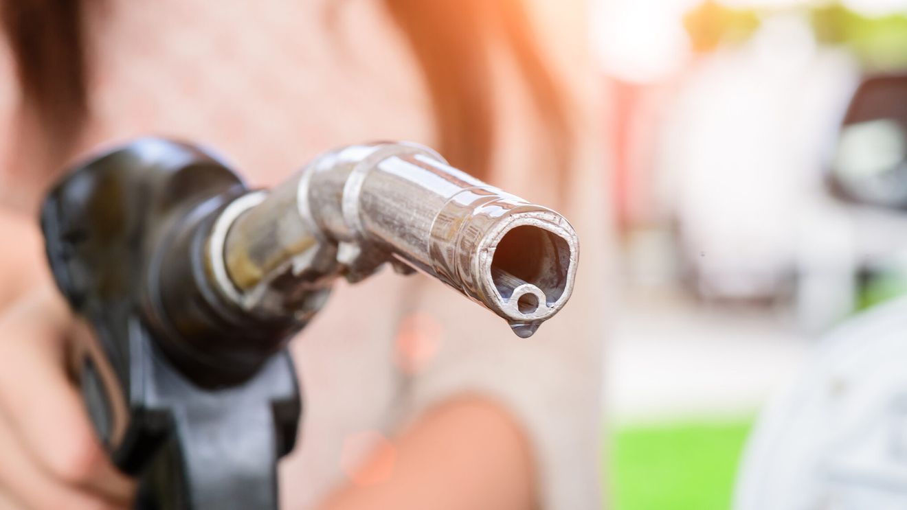 Zeci de benzinării au rămas fără stocuri de motorină, din cauza reducerii accelerate de prețuri la carburanți din ultimele zile
