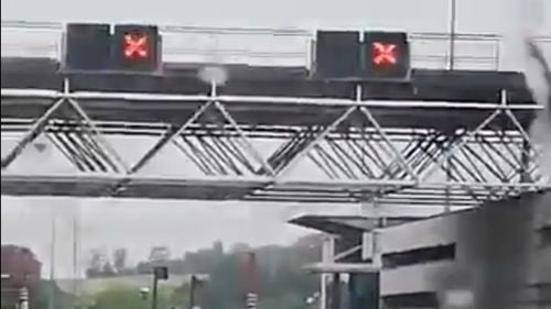 Trei polițiști au fost uciși și un deținut a evadat după ce duba în care se aflau a fost atacată în regiunea Eure, în Franța / Atacul a fost suprins de camerele de supraveghere din zonă