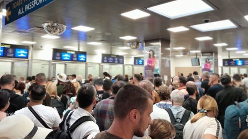 FOTO Sute de persoane înghesuite la controlul pașapoartelor de la Aeroportul Henri Coandă din Otopeni. Oficiali: 11 minute timp de așteptare