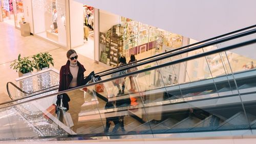 Impactul inflației: Românii își pierd din puterea de cumpărare, caută mai multe reduceri și cumpără produse mai multe, dar mai ieftine