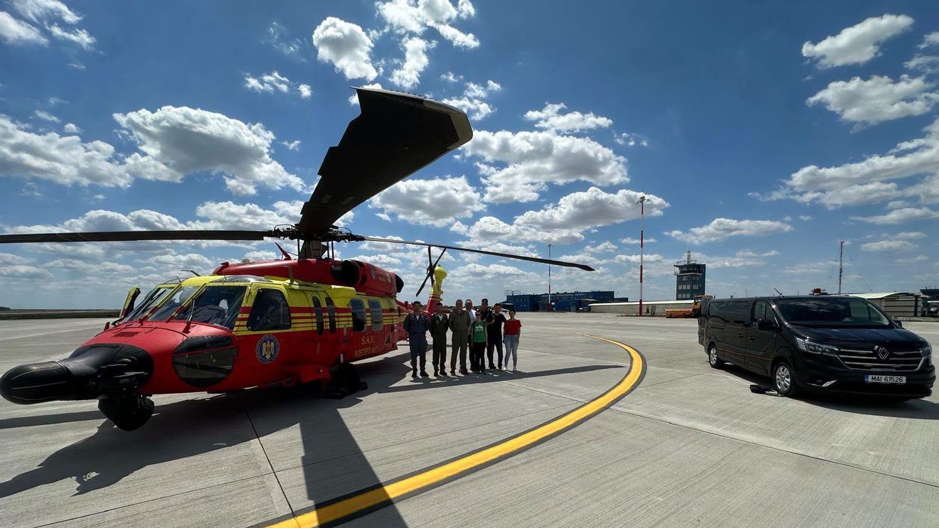 Premieră medicală în România: o pacientă de 18 ani, transportată cu un elicopter Black Hawk în timp ce era conectată la ECMO