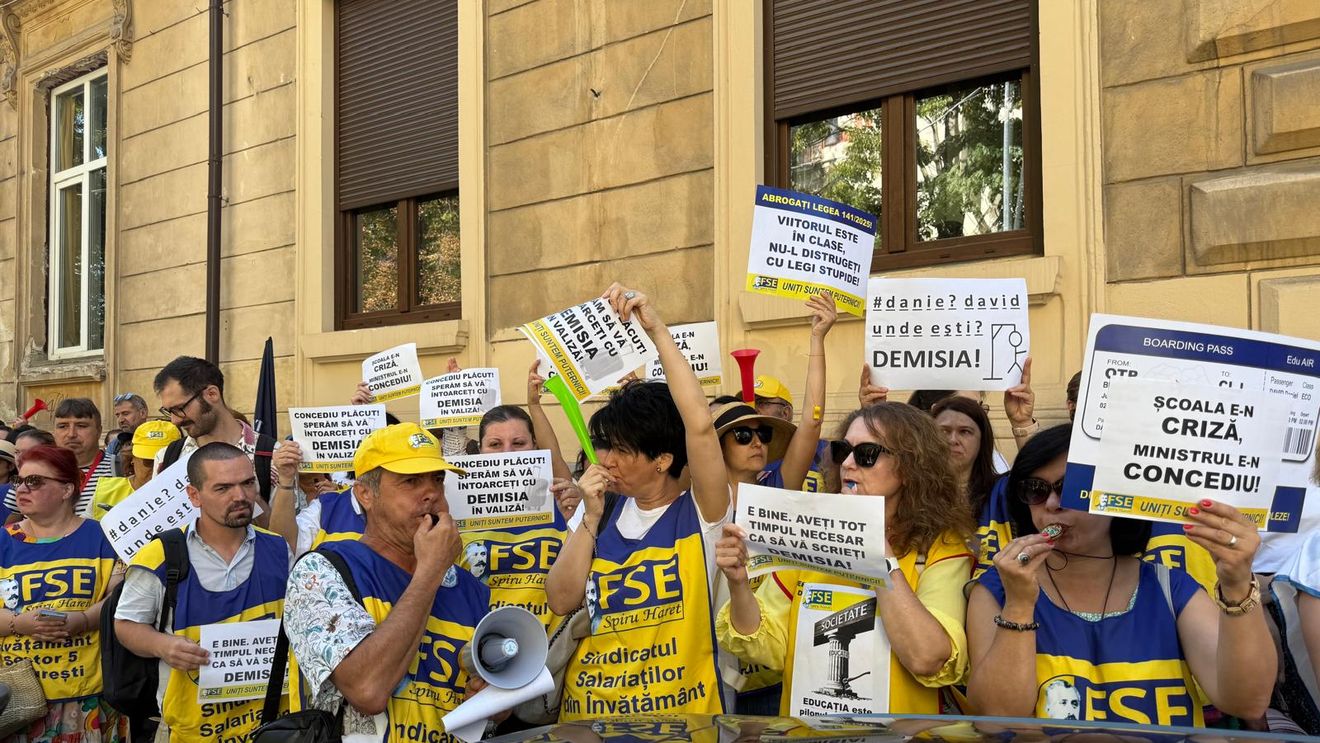 Noi proteste ale profesorilor la Ministerul Educaţiei, nemulţumiţi de modificările aduse de Guvernul Bolojan / Este cerută demisia lui Daniel David şi se ameninţă cu boicotarea începerii anului şcolar