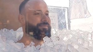 Un polonez a stat scufundat în gheaţă timp de patru ore / Este cea mai lungă durată a contactului întregului corp cu gheața / Lukasz decis să doboare acest record din dragostea lui pentru frig