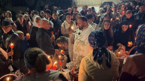 FOTO Paște în Italia: „Dacă ne-am născut în tradiția asta, eu cred că în orice loc din mondo, ar trebui menținută” / Peste o mie de români s-au adunat la Bergamo, pentru a lua lumină