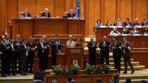 Moțiunea de cenzură a fost depusă la Parlament / Patru parlamentari PSD au semnat documentul care ar putea duce la demiterea guvernului Dăncilă / În total sunt 237 de semnături