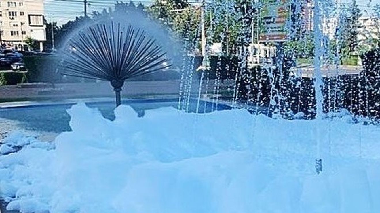 Fântânile arteziene din Ploieşti s-au umplut cu spumă după ce persoane necunoscute au turnat detergent în apă