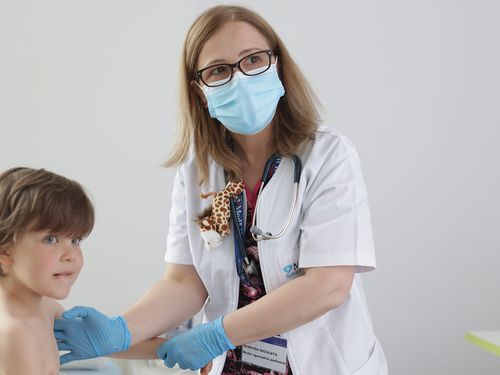 De ce sunt mai frecvente urticariile vara? Medic pediatru: “Soarele, insectele și anumite alimente, printre factorii declanşatori”