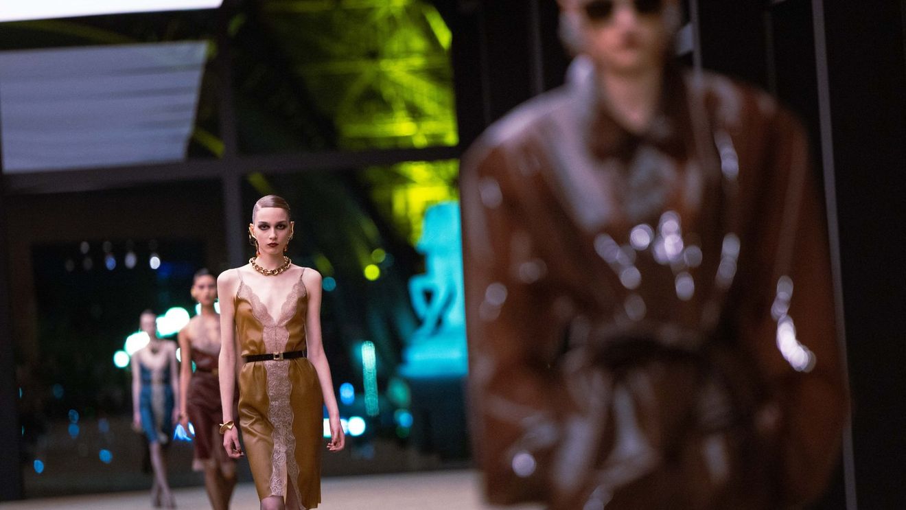 Saint Laurent explorează senzualitatea și structura la Paris Fashion Week sub conducerea lui Anthony Vacarello