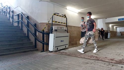 Elevatoare de zeci de mii de euro pentru persoane cu dizabilități, abandonate și devastate înainte de a fi puse în funcțiune în gara din Sibiu 