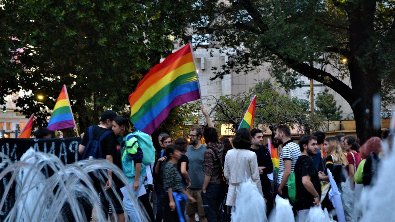 Coumunitatea LGTB anunță un protest duminică: Tragem un semnal de alarmă că în România în continuare cuplurile necăsătorite, gay sau heterosexuale, peste 800.000 de cetățeni, nu au un cadru legal pentru a-și oficia relațiile