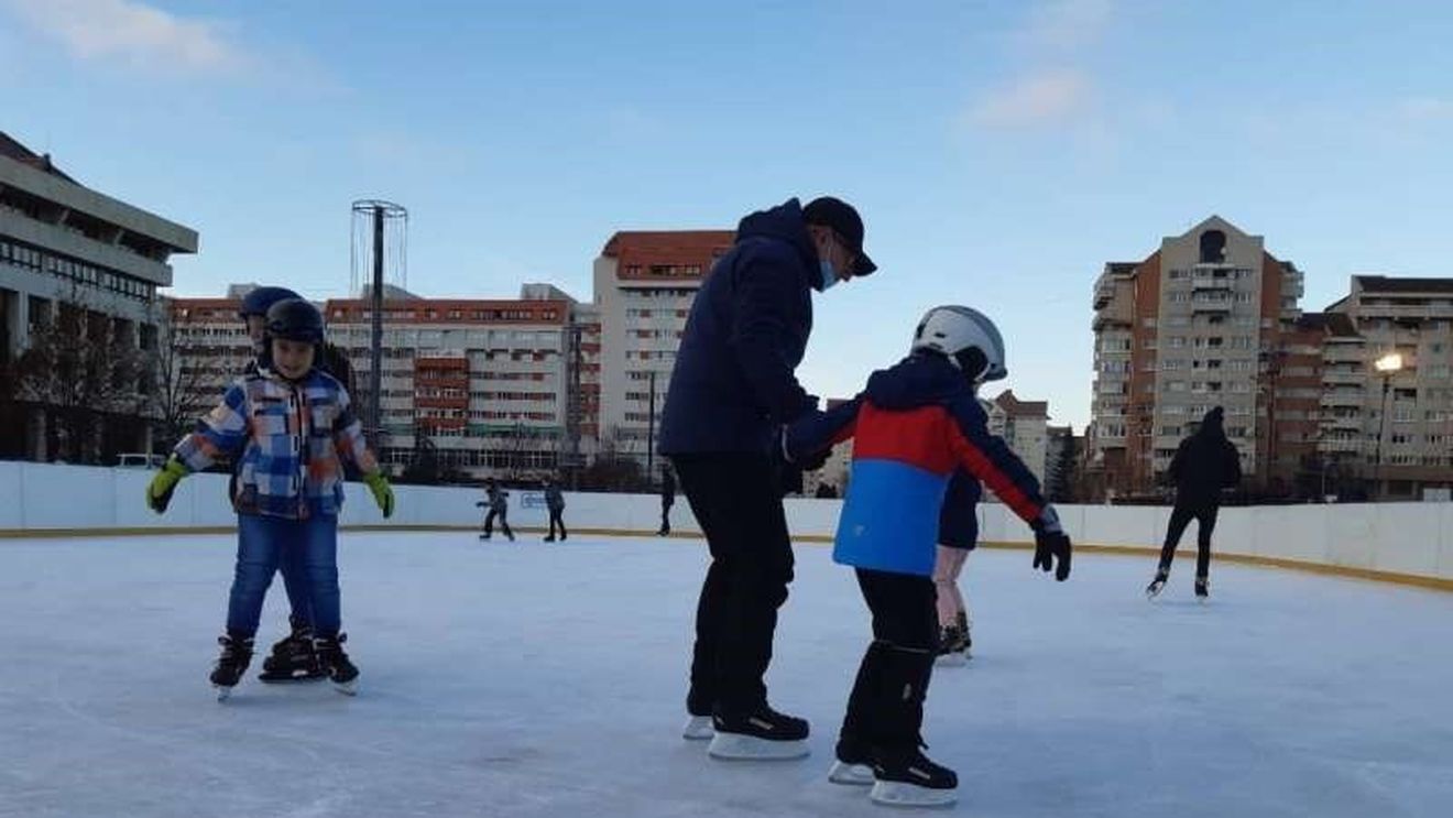 Prețul energiei determină Primăria Miercurea-Ciuc să renunţe la patinoarul în aer liber şi să reducă iluminatul festiv / Primarul Korodi Attila: Dacă anul trecut putem spune că ne-a costat undeva la 55.000 de lei curentul electric pentru patinoar, anul acesta este greu de estimat, cel puţin de 5-6 ori mai mult