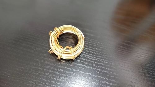 Brățări tracice de tezaur, descoperite într-o pădure din Gorj / ”Le-am găsit lângă un pârâu plin de gunoaie. La câteva sute de metri de sediul Primăriei Prigoria”