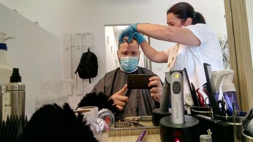 Prima Tunsoare: Cum a fost la frizeriile din Bucureşti în prima zi după ridicarea restricţiilor