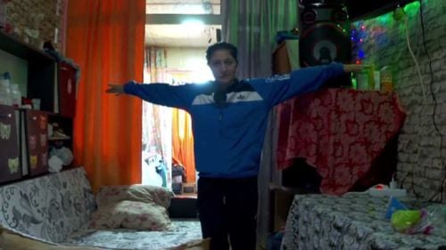 Românii trăiesc în case supraaglomerate. Corina locuiește într-o garsonieră cu soțul și patru copii