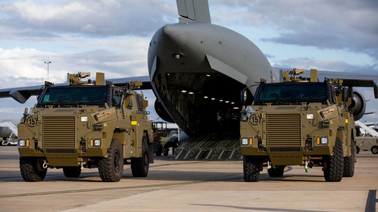 FOTO Australia trimite în Ucraina 20 de vehicule blindate Bushmaster: „United With Ukraine”