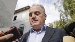 DNA l-a trimis în judecată pe Gabriel Sandu, fost ministru al Comunicațiilor în guvernul Boc. Sandu e acuzat că a primit o șpagă de 11 milioane de lei