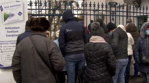 Coadă la Institutul Cantacuzino pentru noul supliment alimentar de stimulare a imunității lansat de centrul de cercetare / Ministerul Apărării anunță că pot fi produse doar o mie de flacoane la două săptămâni