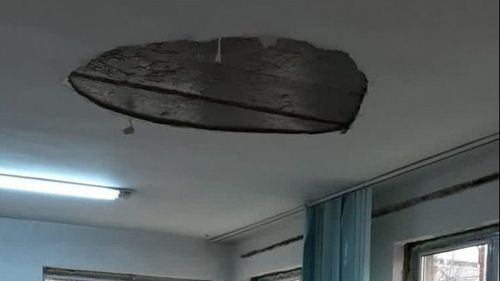 O bucată din tavanul unui birou de la Poliţia de proximitate din IPJ Botoșani s-a prăbuşit. Un polițist se afla în încăpere, dar nu a fost rănit