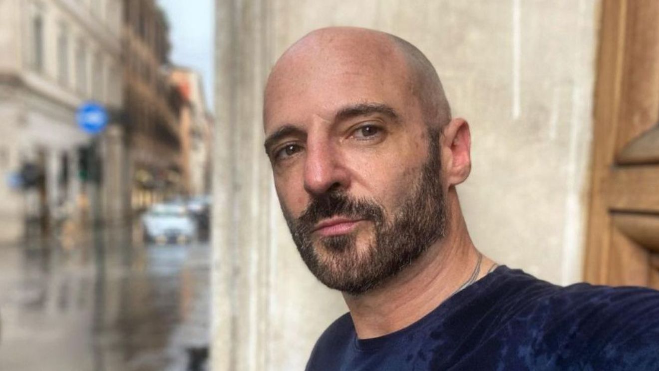 Scriitorul maghiar Gergely Homonnay, găsit mort într-un club din Roma / Era susținător al comunității LGBT și opozant al lui Viktor Orban / Recent a scris despre ministrul Familiei ca fiind „un oribil vierme nazist”