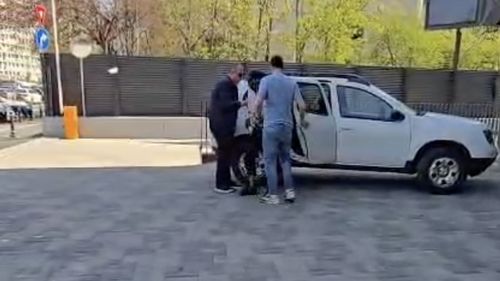 VIDEO A fost depistat bărbatul care a furat joi seară o țeavă de la Spitalul Pantelimon / A fost dus la poliție