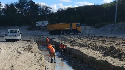 Cine va construi primele porțiuni din drumul expres Craiova - Pitești: firma italiană Tirenna Scavi (76 milioane euro) și asocierea condusă de firma românească UMB Spedition (309 milioane de euro)