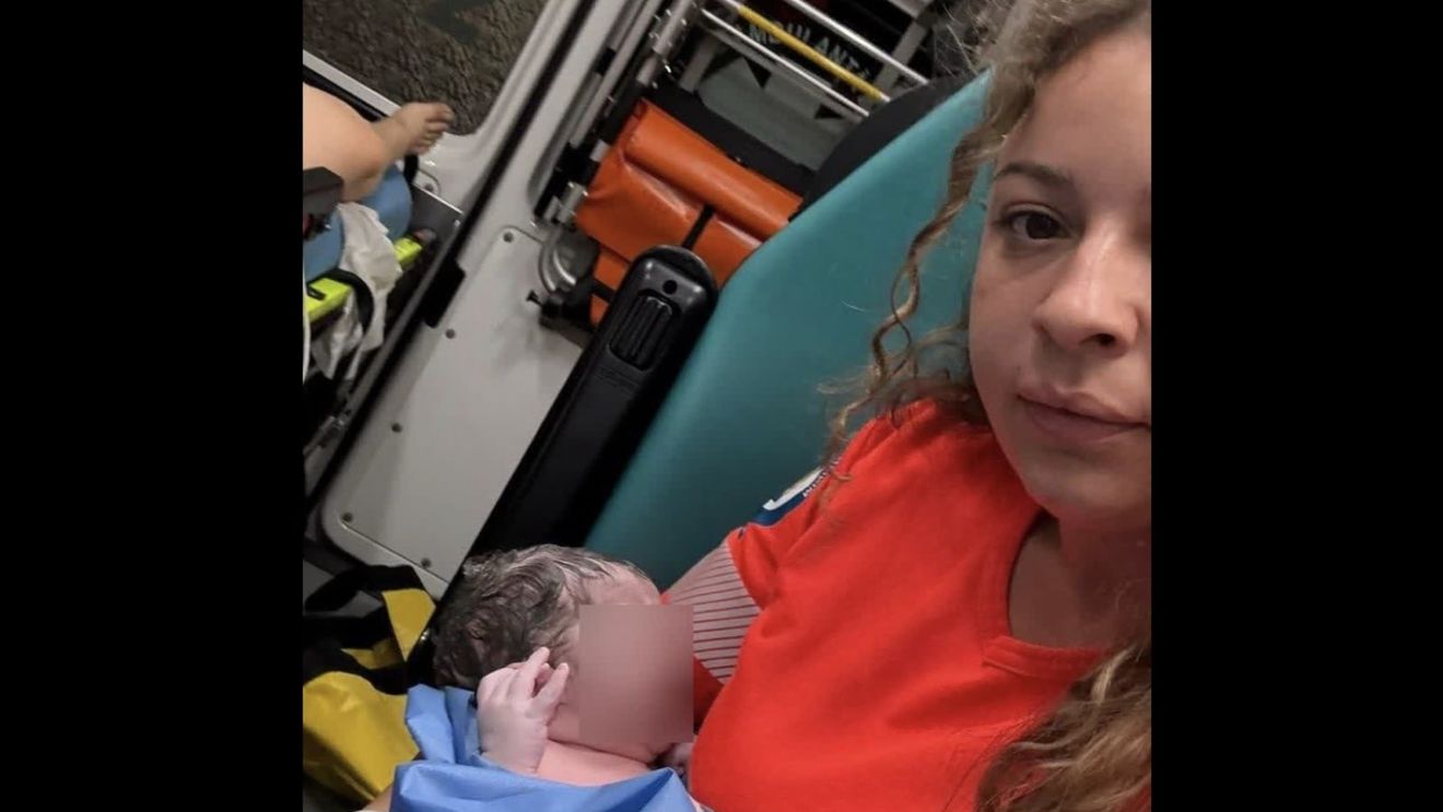 Bebeluş născut în ambulanţă, în drum spre un spital din Capitală / DSU: ”A fost o provocare pentru asistentă, care a avut pentru prima dată o astfel de misiune”