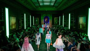 Louis Vuitton cruise 2027 la The Frick Collection: Nicolas Ghesquière construiește un dialog între Gilded Age și New York-ul lui Keith Haring