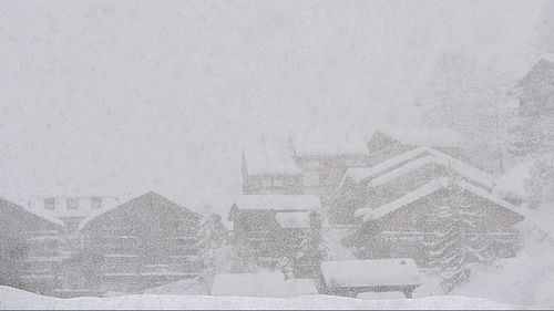 Avertizare meteo: ploi torenţiale, vânt puternic şi ninsoare la munte până duminică dimineaţă