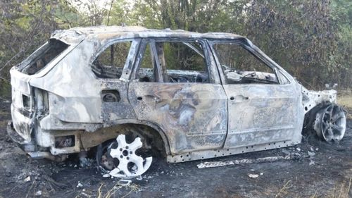 Mașina unui ofițer SRI a fost găsită incendiată. Autoturismul a fost furat azi- noapte. Polițiștii nu exclud varianta ca mașina să fi fost folosită la lovitura de la bancomatele din Otopeni