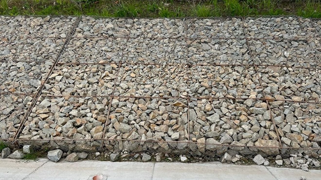Au dispărut plasele gabioanelor de pe drumul expres Pitești–Craiova / Gabioanele au rol în siguranța podurilor, stopează eroziunea malurilor / ”De data asta s-a depășit orice limită”