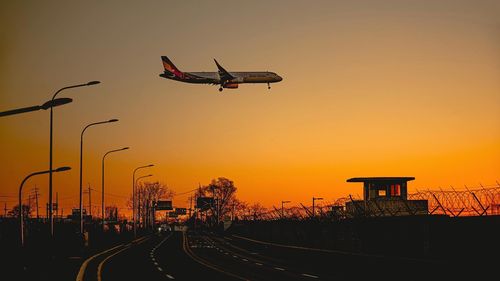 Pasagerul unei curse Asiana Airlines a deschis ieșirea de urgență a avionului care se afla la aproximativ 200 de metri de sol / A spus că simţea că se sufocă şi a vrut să iasă repede