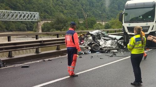 Accident între un autoturism şi un autocar în care se aflau 48 de persoane pe un drum național din Brașov