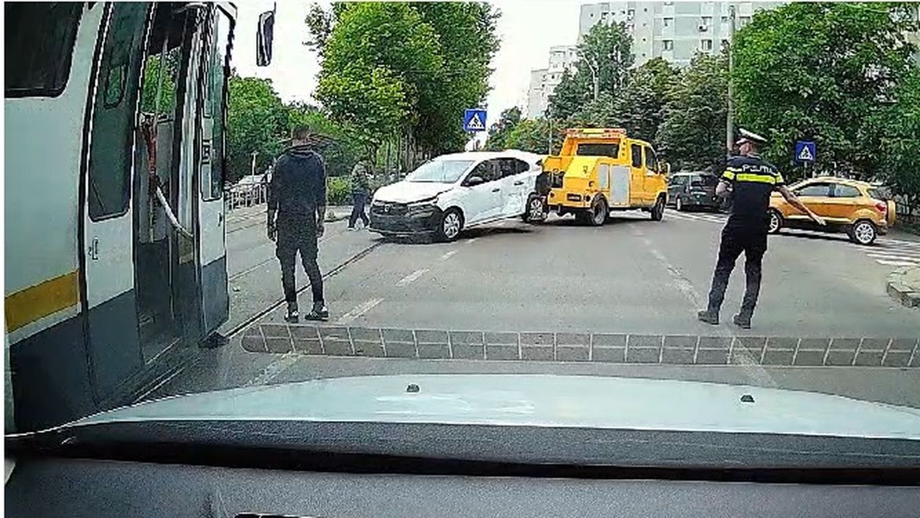 VIDEO Accident în București: Trafic restricționat în Sectorul 3, pe ambele sensuri de mers, după ce un tramvai a lovit o mașină