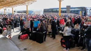 Dosar penal pentru trei persoane care au părăsit zona de carantină instituită în Suceava pentru a ajunge pe aeroportul din Cluj-Napoca, cu intenţia de a urca în charterul de Germania