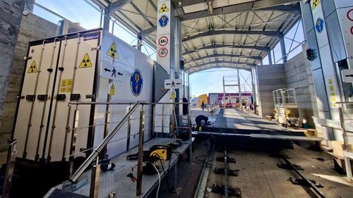 Vama Siret, cea mai mare de la frontiera cu Ucraina, dotată cu un scaner fix pentru autocamioane / Va putea face 500 scanări într-o singură zi / În total vor fi montate 26de scanere în principalele puncte de frontieră