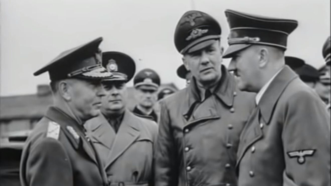 Care este istoria “adevărată”, cea în care extremiștii de dreapta și cei de stânga sunt eroii pozitivi? Asta consideră detractorii democrației