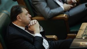 Cinismul de la vârful Ministerului Sănătății: în loc să livreze normele de aplicare, Rafila anunță corectarea planului pentru cancer, așteptat de zeci de mii de pacienți / Documentul a fost adoptat după ce specialiști au lucrat 2 ani, iar Rafila l-a asumat ca inițiator