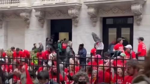 Manifestanţi evrei pro-palestinieni au luat cu asalt Trump Tower la New York şi au cerut o ”Palestină liberă” / 98 de persoane au fost arestate / ”Ca evrei de conştiinţă, noi ne cunoaştem istoria”