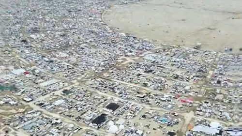 Haos la festivalul Burning Man din SUA: un mort și zeci de mii de oameni blocați în mijlocul deșertului Nevada