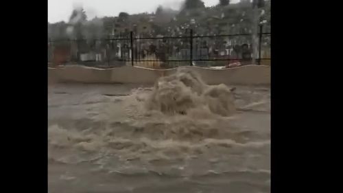VIDEO Canalizările din Alba Iulia au refulat în urma ploilor torențiale/ Și străzile din Reșita au fost inundate/ Trenuri cu întârzieri