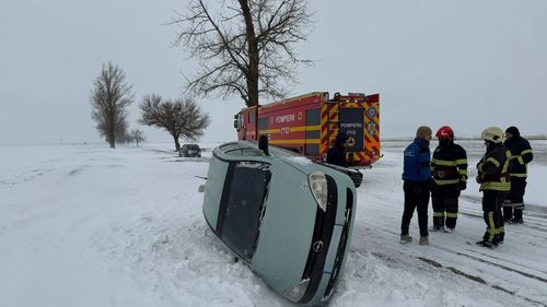 Patru drumuri judeţene din Brăila blocate din cauza sulurilor de zăpadă şi a poleiului / Opt drumuri închise în Ialomița
