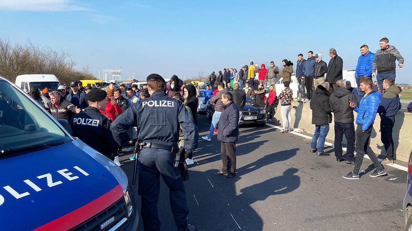 Aproximativ 12.500 persoane din convoiul blocat în Austria au intrat în ţară prin Nădlac II