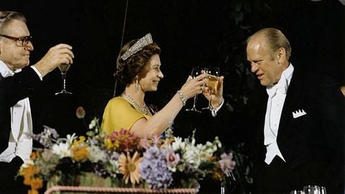 Dosarele MI5 sugerează că regina Elisabeta a II-a nu a fost informată timp de nouă ani despre un spion care se infiltrase în casa regală