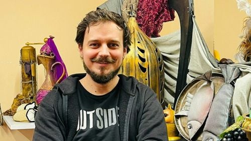 VIDEO Cum va rezista meseria de actor de teatru de animație în fața concurenței cu tehnologia. Actorul Mădălin Costea: Interacțiunea cu publicul nu va dispărea, ne vom adapta