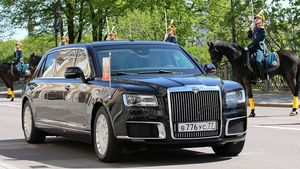Putin îl scoate pe Kim la o plimbare cu o limuzină rusească Aurus, după ce-i face cadou una /  Inspirată de limuzina sovietică ZIL, este maşina prezidenţială oficială rusească