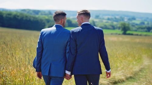 Doi primari homosexuali din Italia se căsătoresc / Uniunea civilă va fi între un edil din ”Frații Italiei”, condus de premierul Giorgia Meloni și ”Liga Nordului” al lui Matteo Salvini / Ambele partide conduc mișcarea suveranistă italiană