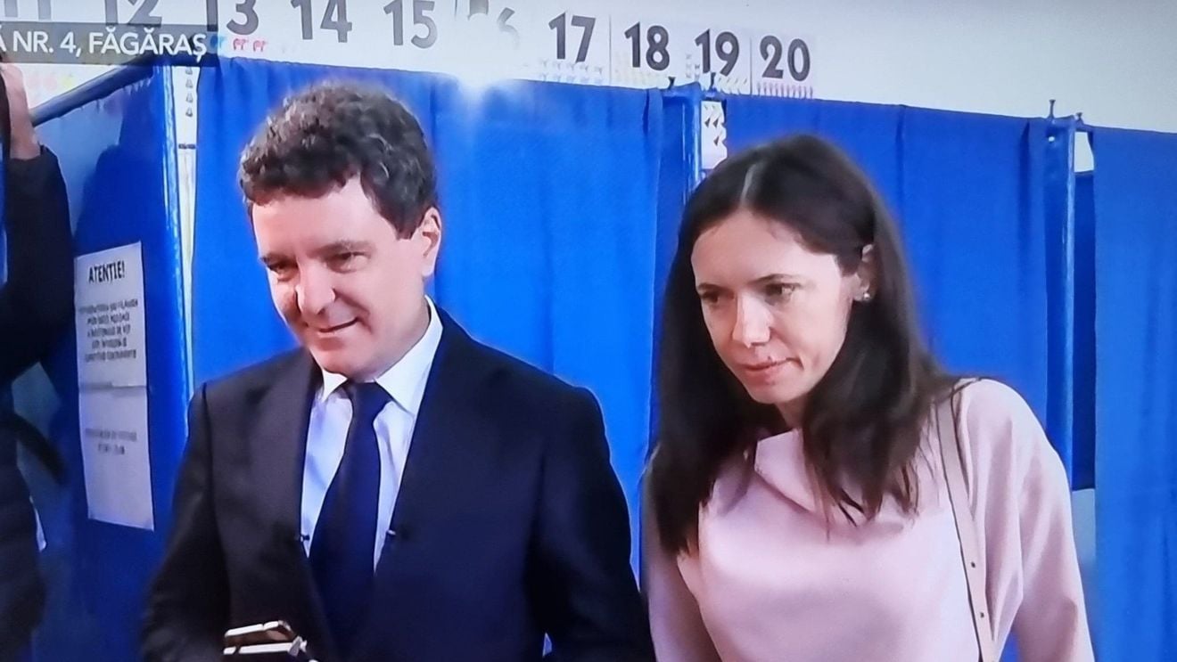 Nicușor Dan și Mirabela Grădinaru au votat în Făgăraș: ”E important să nu uităm de unde am plecat. Și nu trebuie să existe două Românii” / Au venit fără pază și s-au îmbrățișat cu oamenii care îi așteptau